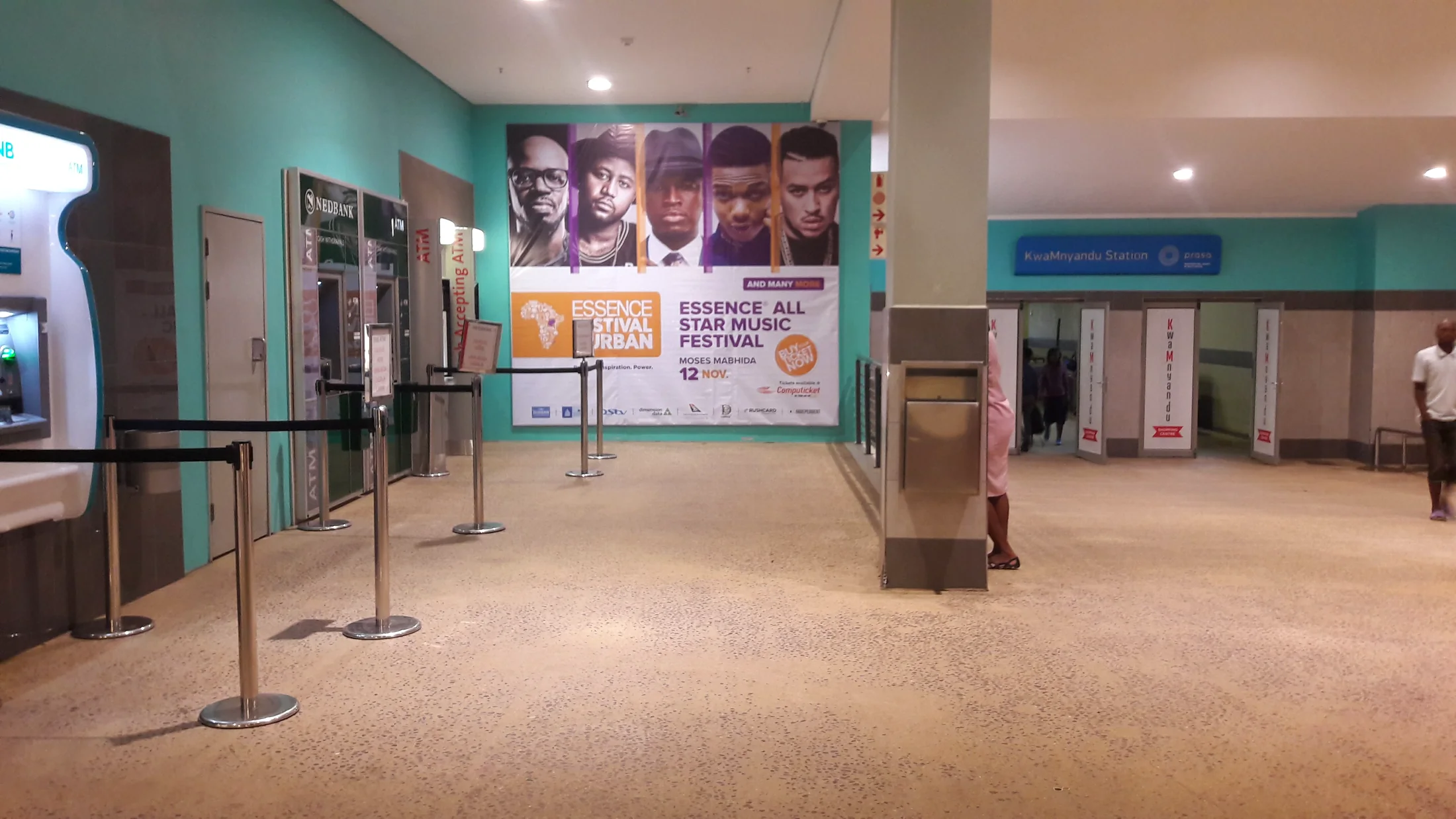 Mall interior advertising lightbox placement